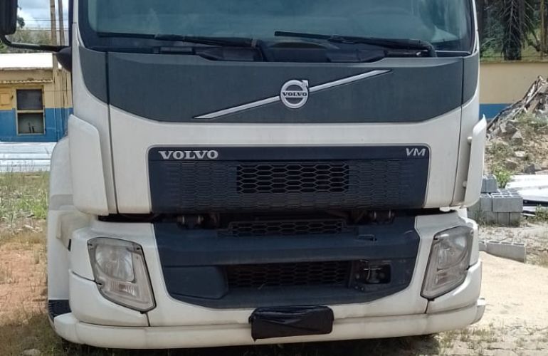 Volvo VM330 6X4R - Foto #1