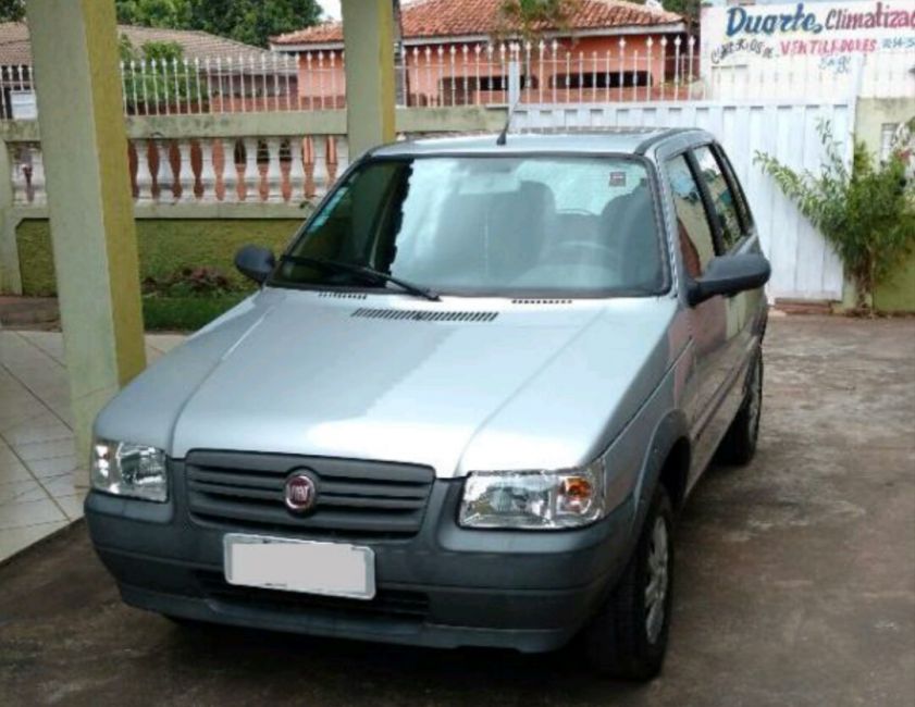Resultado de imagem para Fiat Uno, de cor prata