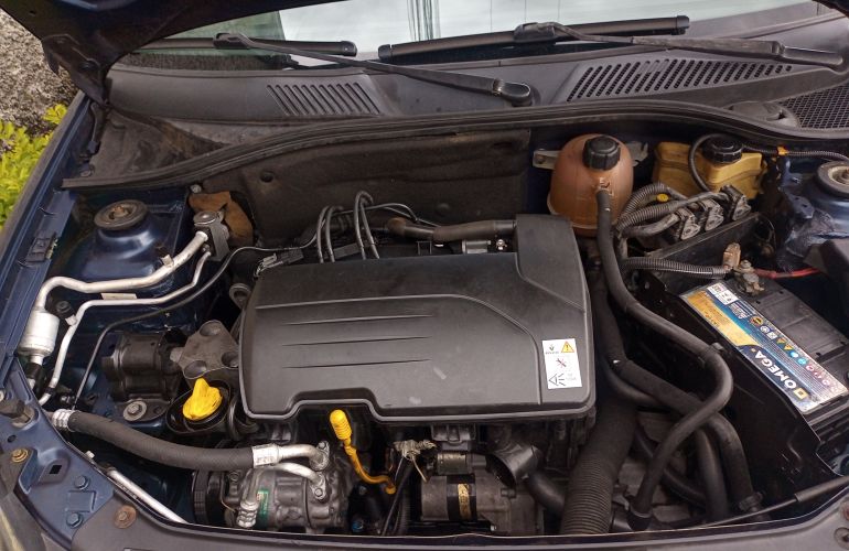 Renault Clio Sedan Privilége 1.0 16V - Foto #6