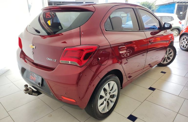 CHEVROLET - ONIX - 2016/2017 - Vermelha - R$ 68.500,00 - AdeCar Multimarcas