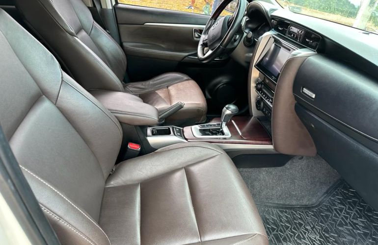 Toyota SW4 2.8 TDI SRX 5L 4x4 (Aut) - Foto #4