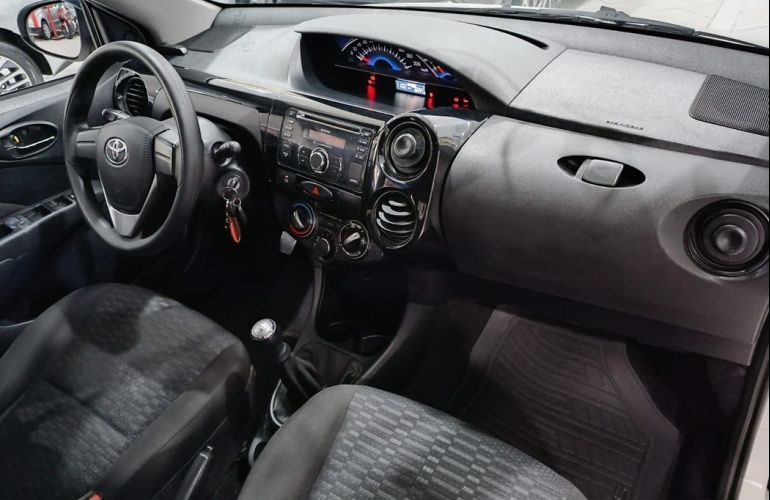 Toyota Etios 1.5 X Sedan 16v - Foto #8