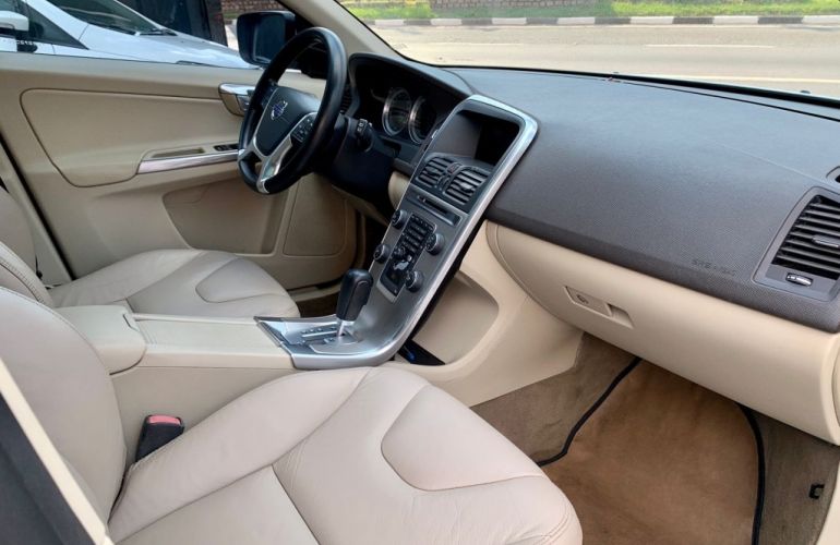 Volvo XC60 2.0 T5 Dynamic - Foto #5