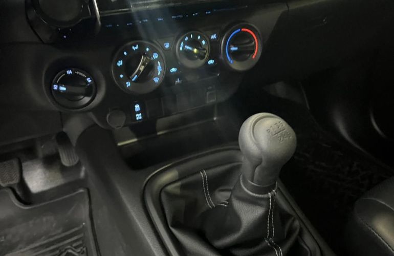 Toyota Hilux 2.8 D-4d Turbo CD Power Pack 4x4 - Foto #9