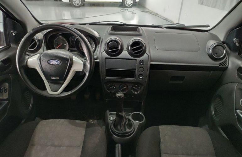 Ford Fiesta Hatch 1.0 - Foto #9