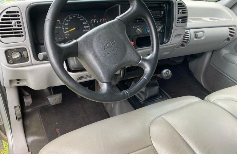 Chevrolet Silverado Pick Up DLX 4.1 - Foto #2