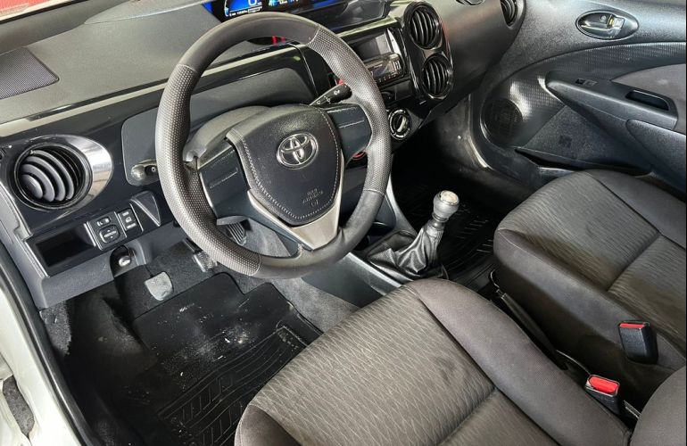 Toyota Etios 1.5 X Sedan 16v - Foto #8