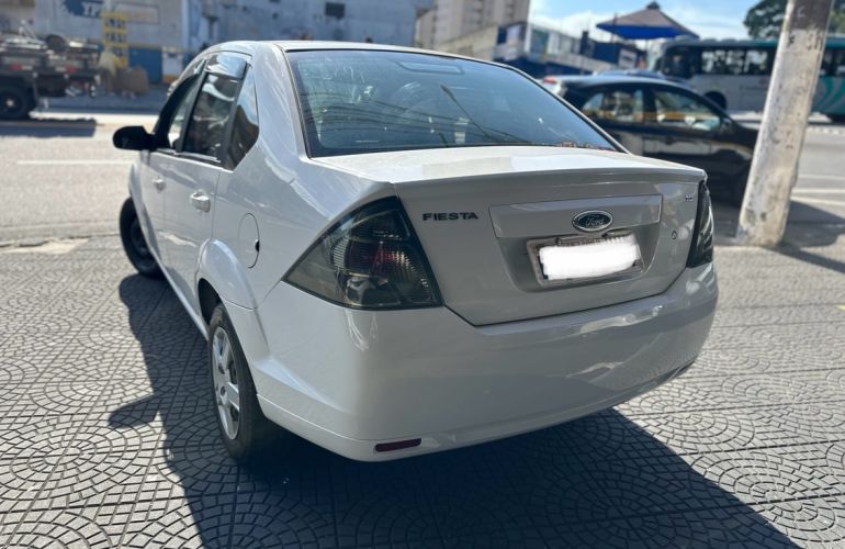 Ford Fiesta 1.6 MPi Sedan 8v - Foto #4