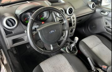 Ford Fiesta 1.6 MPi Sedan 8v - Foto #7