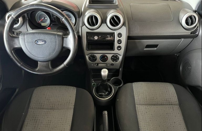 Ford Fiesta 1.6 MPi Sedan 8v - Foto #8