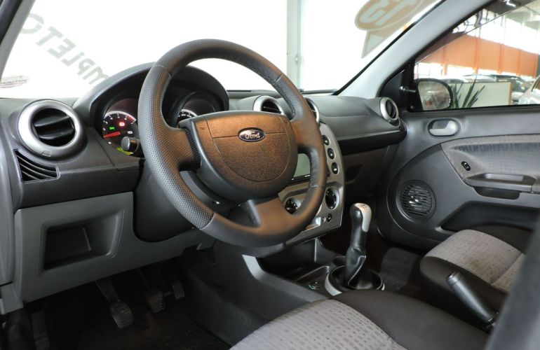 Ford Fiesta 1.6 MPi Sedan 8v - Foto #3