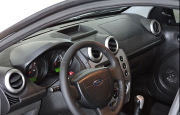 Ford Fiesta 1.6 MPi Sedan 8v - Foto #4