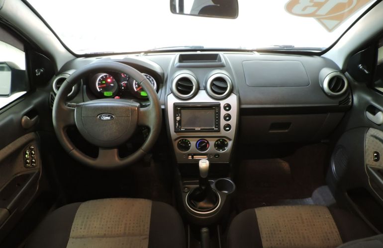 Ford Fiesta 1.6 MPi Sedan 8v - Foto #10