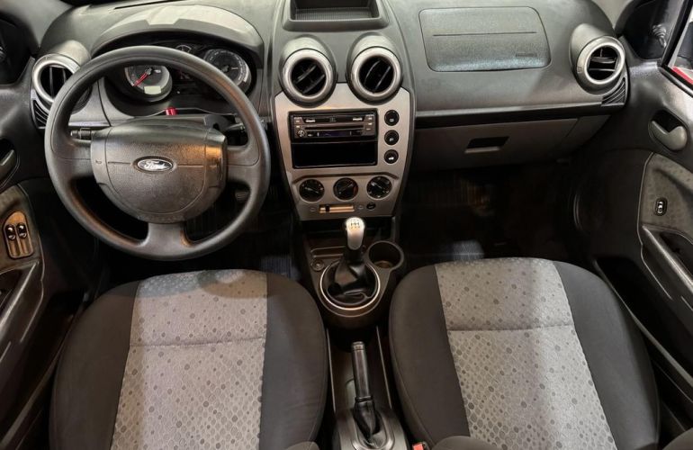 Ford Fiesta 1.6 Rocam Hatch 8v - Foto #8