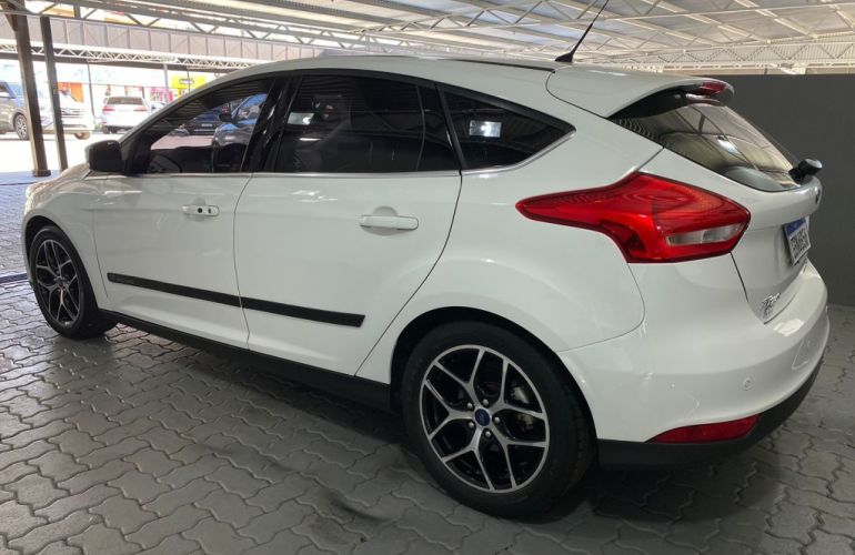 Ford Focus Hatch Titanium 2.0 16V (Aut) - Foto #4