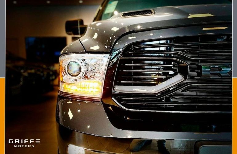 RAM Classic 5.7 V8 Laramie Night Edition CD 4x4 - Foto #2