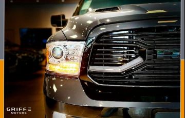RAM Classic 5.7 V8 Laramie Night Edition CD 4x4 - Foto #2