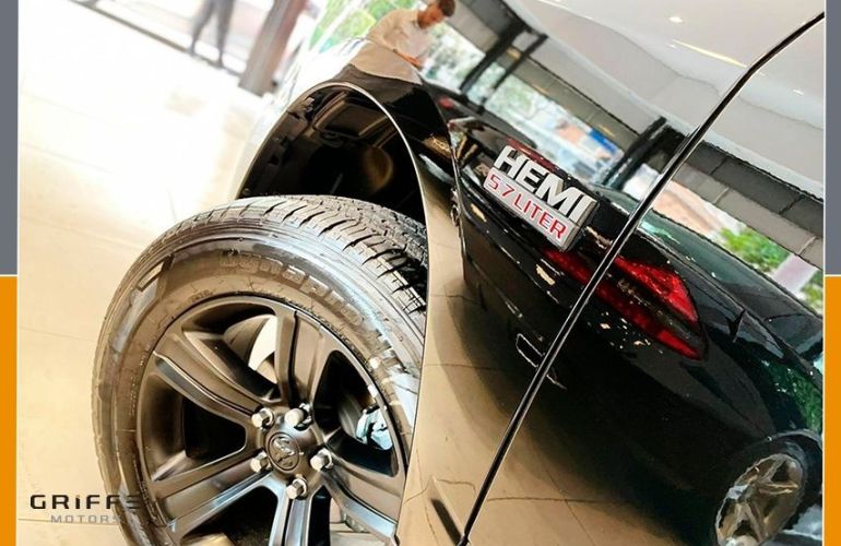 RAM Classic 5.7 V8 Laramie Night Edition CD 4x4 - Foto #3