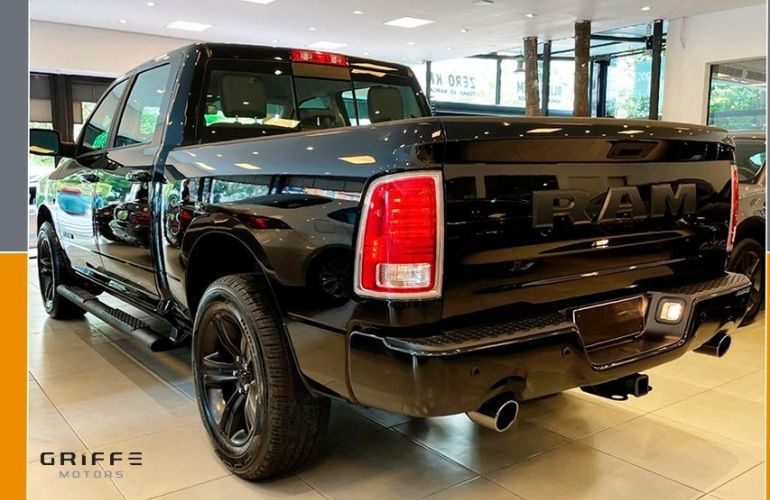 RAM Classic 5.7 V8 Laramie Night Edition CD 4x4 - Foto #6