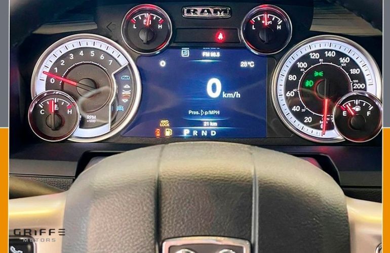 RAM Classic 5.7 V8 Laramie Night Edition CD 4x4 - Foto #7