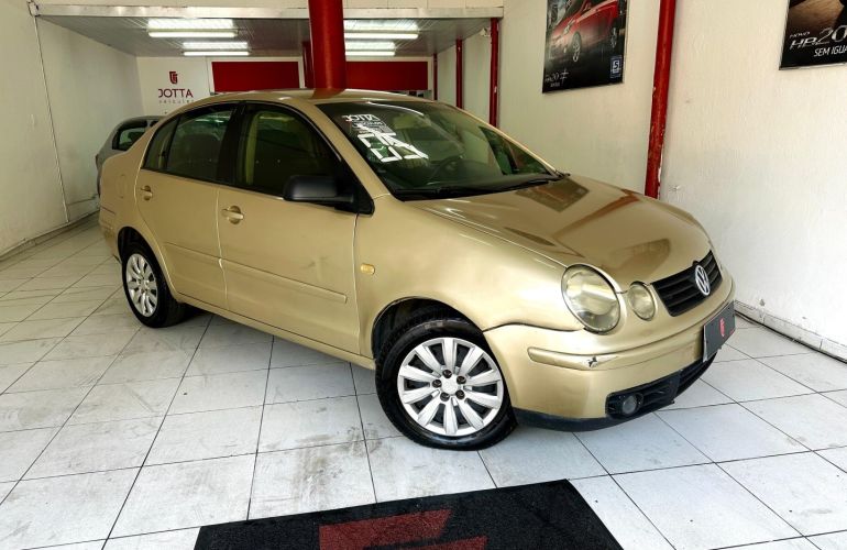 Volkswagen Polo Sedan 2.0 Mi 8V Gasolina 4p Manual - Foto #1