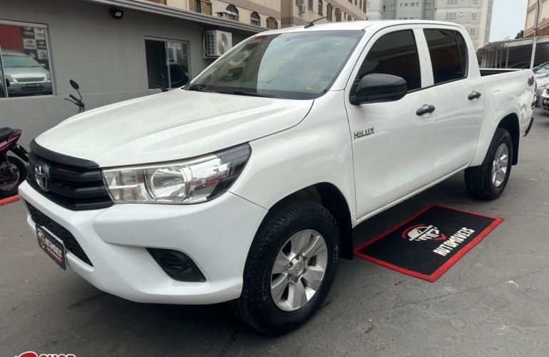Toyota Hilux 2.8 TDI STD CD 4x4 - Foto #1