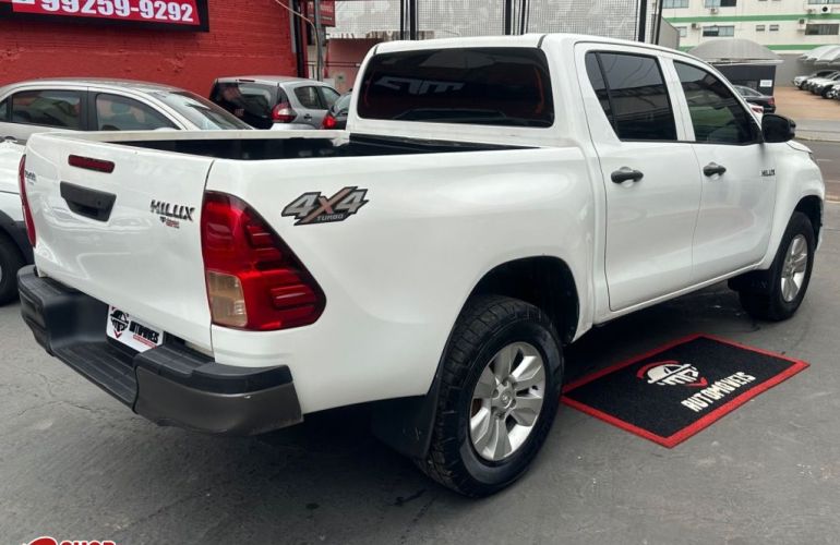 Toyota Hilux 2.8 TDI STD CD 4x4 - Foto #6