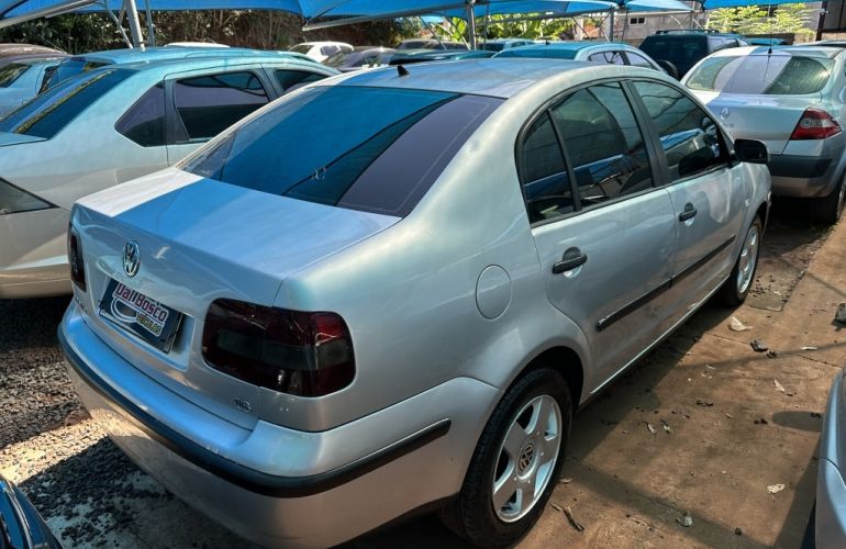 Volkswagen Polo Sedan 1.6 8V - Foto #4