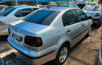 Volkswagen Polo Sedan 1.6 8V - Foto #4