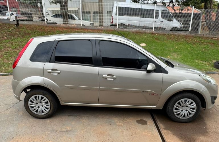 Ford Fiesta 1.6 SE Sedan 16v - Foto #4