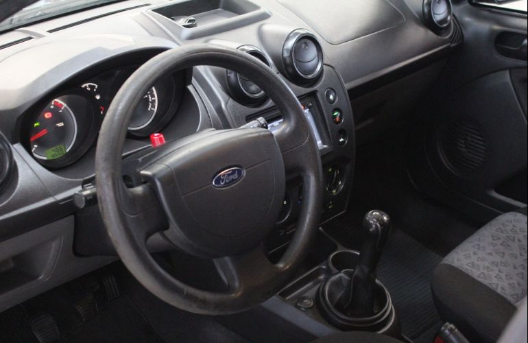 Ford Fiesta 1.6 MPi Sedan 8v - Foto #4