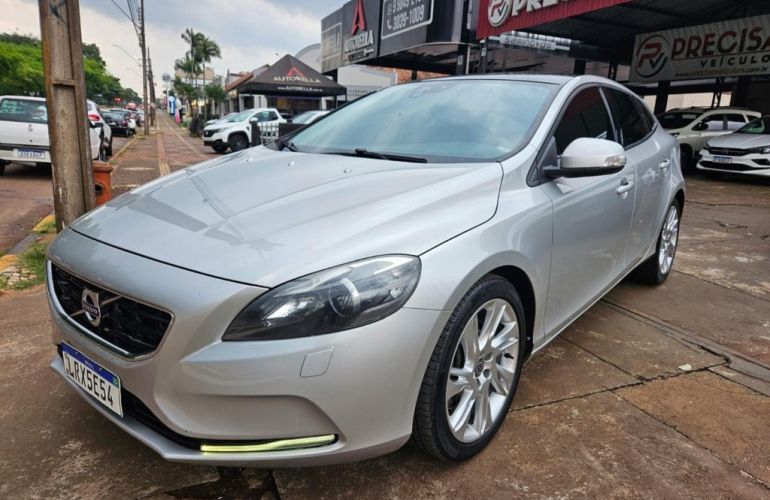 Volvo V40 2.0 T4 Dynamic - Foto #1