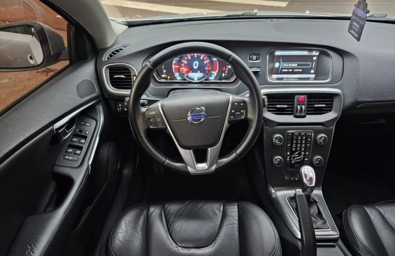 Volvo V40 2.0 T4 Dynamic - Foto #2