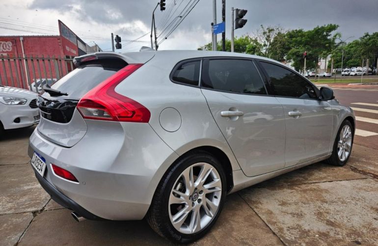 Volvo V40 2.0 T4 Dynamic - Foto #7