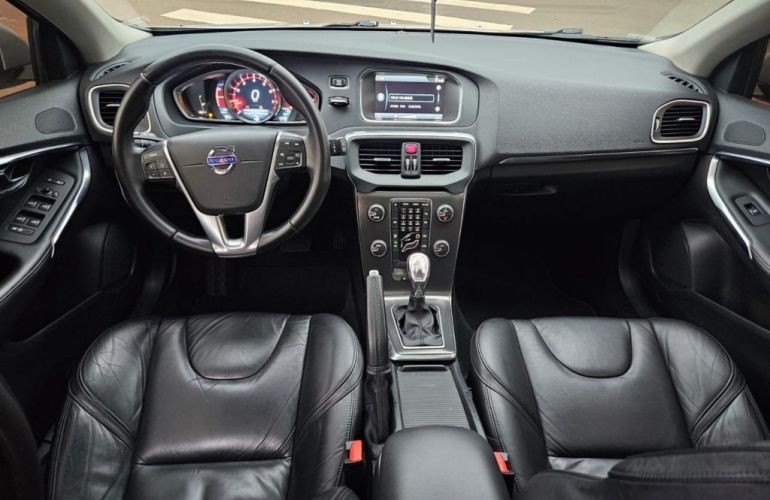 Volvo V40 2.0 T4 Dynamic - Foto #9