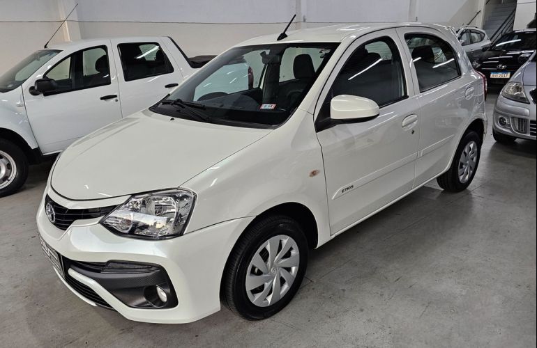 Toyota Etios 1.3 X 16v - Foto #2