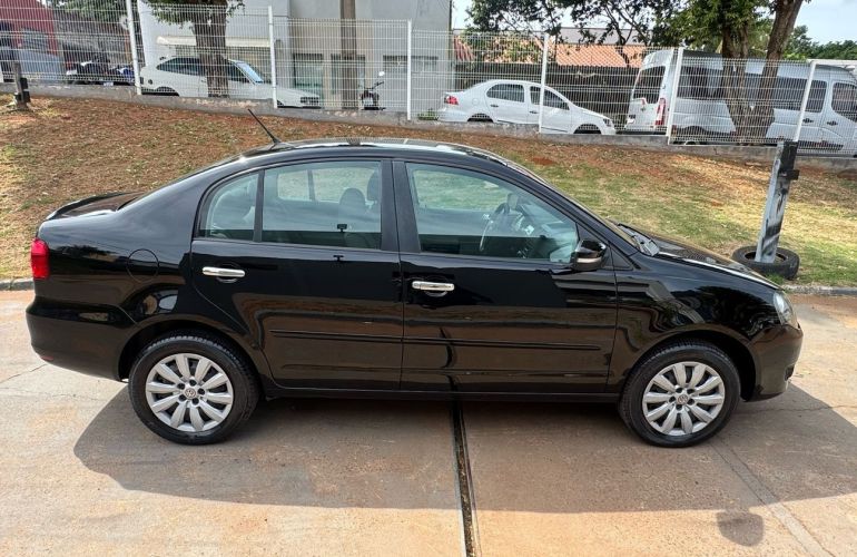 Volkswagen Polo Sedan 1.6 Mi 8v - Foto #4