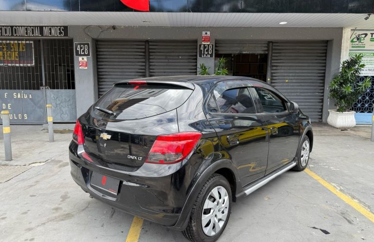 Chevrolet Onix 1.4 MPFi LT 8V Flex 4p Manual - Foto #4