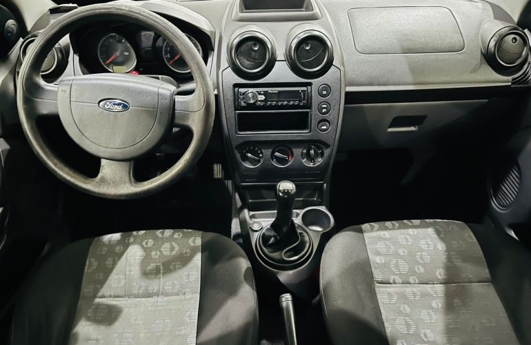 Ford Fiesta 1.0 Rocam Hatch 8v - Foto #9