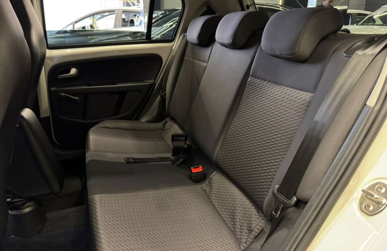 Volkswagen Up 1.0 170 TSi Total Connect - Foto #8