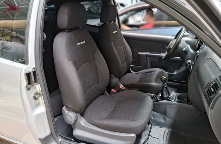 Fiat Strada 1.4 MPi Freedom CD 8v - Foto #4