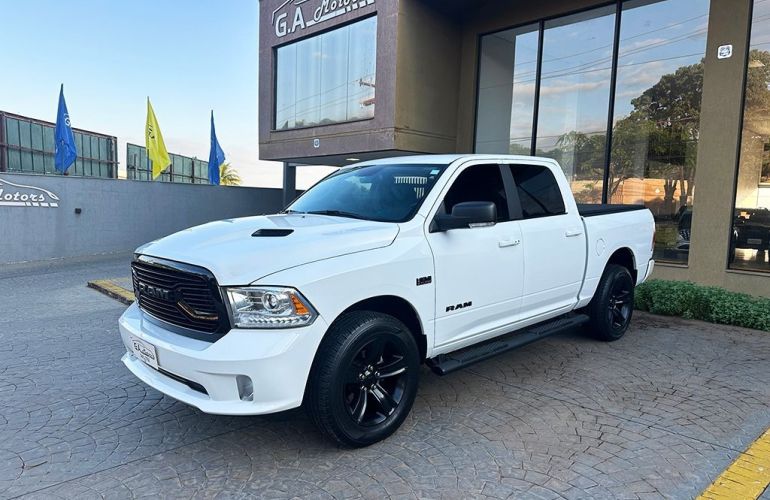 RAM Classic 5.7 V8 Laramie Night Edition CD 4x4 - Foto #1