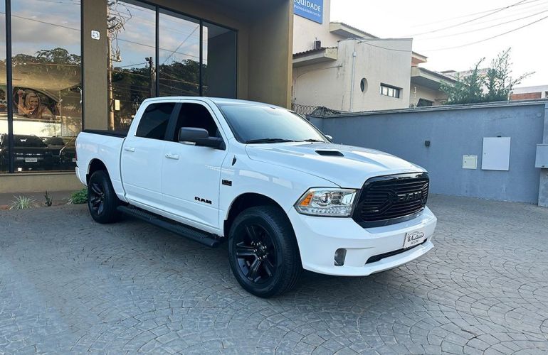 RAM Classic 5.7 V8 Laramie Night Edition CD 4x4 - Foto #3