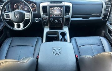 RAM Classic 5.7 V8 Laramie Night Edition CD 4x4 - Foto #5