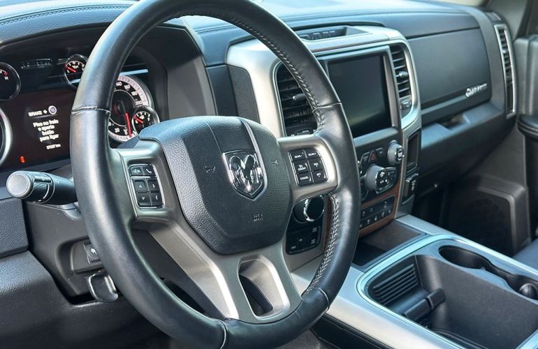 RAM Classic 5.7 V8 Laramie Night Edition CD 4x4 - Foto #9