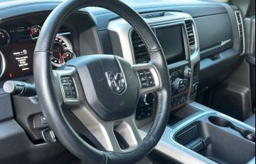 RAM Classic 5.7 V8 Laramie Night Edition CD 4x4 - Foto #9