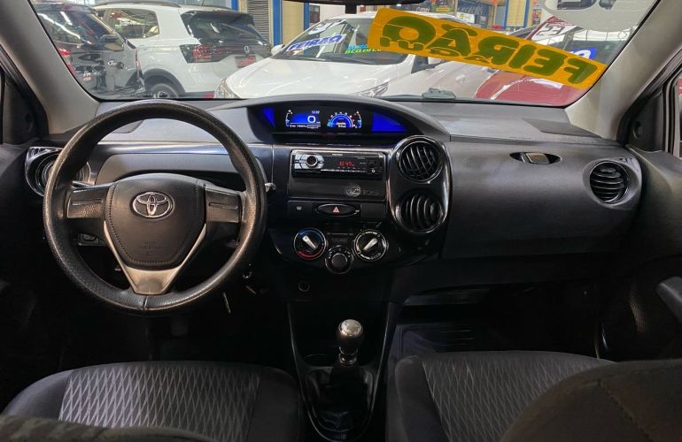 Toyota Etios 1.3 X 16v - Foto #6