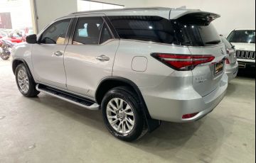 Toyota Hilux Sw4 2.8 D-4d Turbo Diesel Srx 7l 4x4 Automático - Foto #10