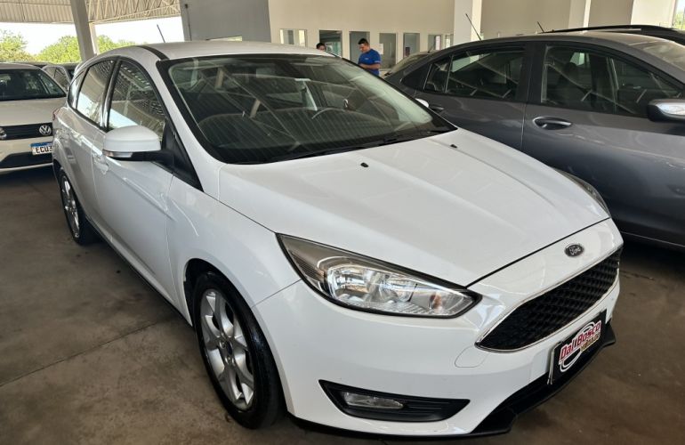 Ford Focus Hatch SE 2.0 PowerShift - Foto #2