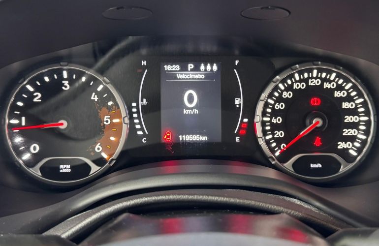 Jeep Renegade 2.0 16V Turbo Night Eagle 4x4 - Foto #5